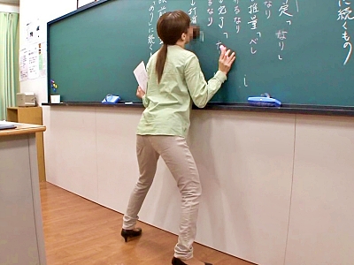 学校で真面目に授業・・・と思いきや教壇に立つ先生が黒板から突き出たチンポを手コキフェラ抜きする異質な学校