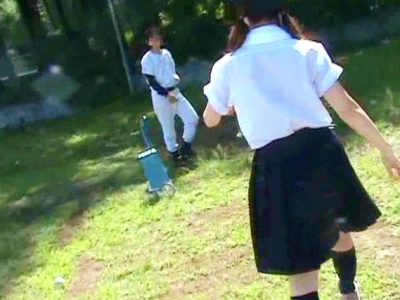 野球部の紹介ビデオ内容がヤバすぎ・・・練習中にムラムラした部員のチンポを木陰でフェラ抜きする女子マネ