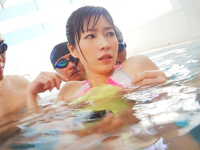 《奥田咲》巨乳が映えまくりの競泳水着の奥さんがプールで変態野郎の痴漢に遭う