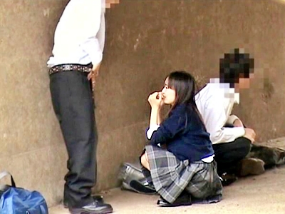 若いねぇ♪学生男女が青姦でハメてる光景をがっつり撮影！もう一人は監視役かなｗ